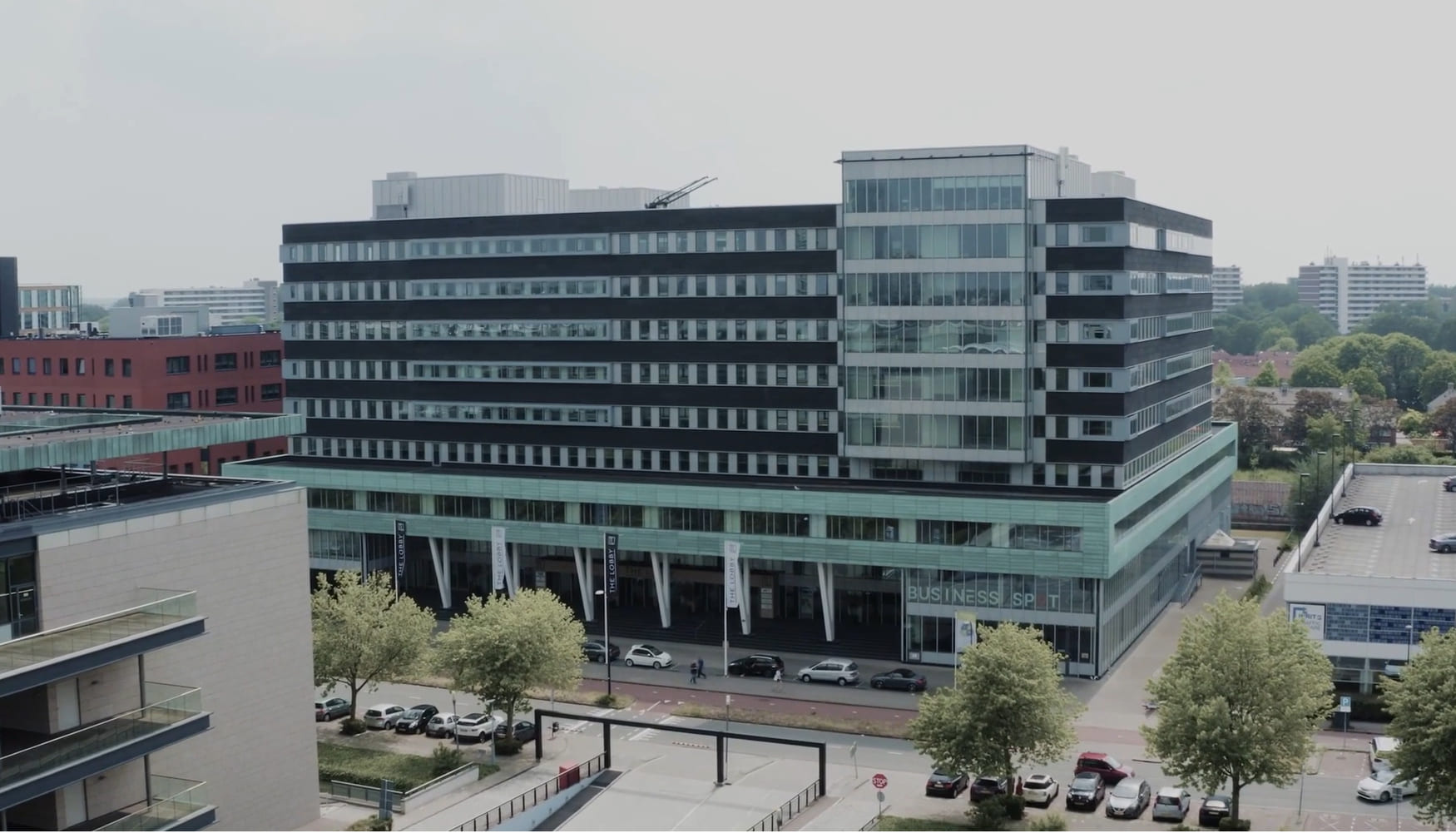 Modern kantoorgebouw waar organisaties hun klanten informeren